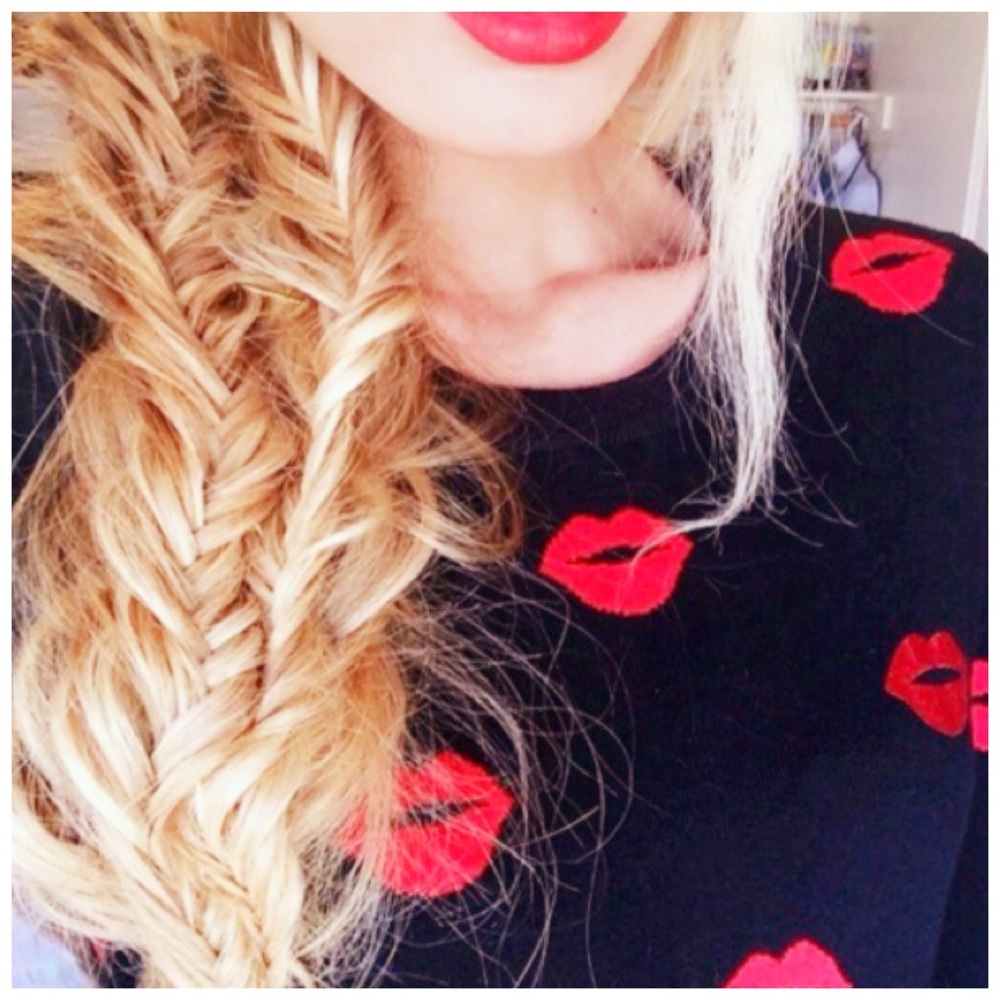 SOLD MOVING SALE 💋 Red Lips Top Sweater M - Picture 2 of 3